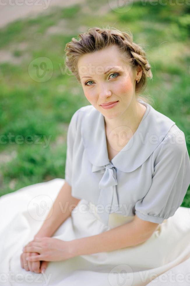 ritratto di una giovane bella donna. donna che posa alla macchina fotografica. foto