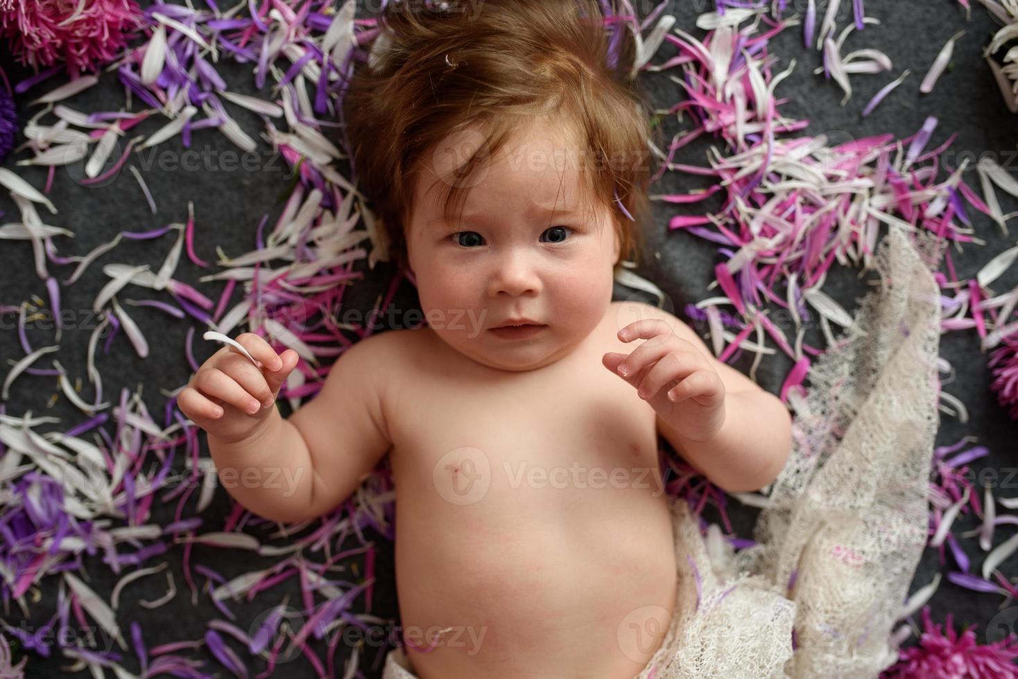 ritratto di una dolce bambina con una corona di fiori in testa all'interno foto