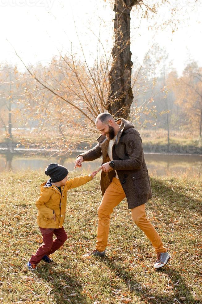 la famiglia felice sta giocando nella natura. foto