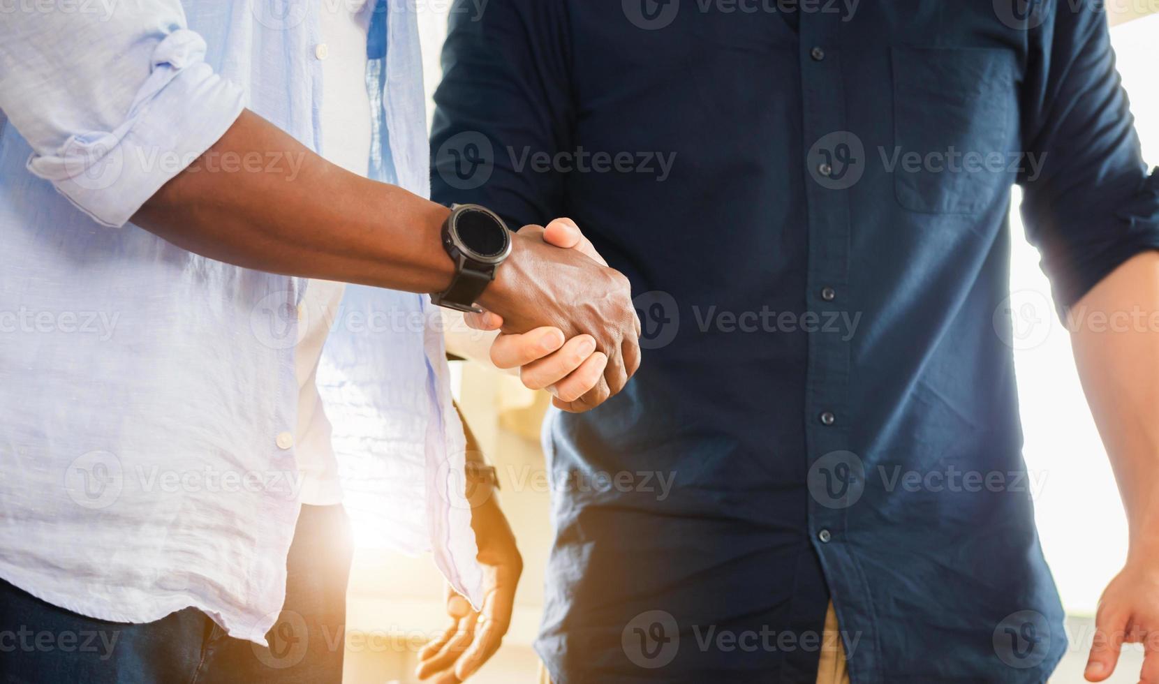 primo piano di bel giovane in abbigliamento casual stretta di mano foto