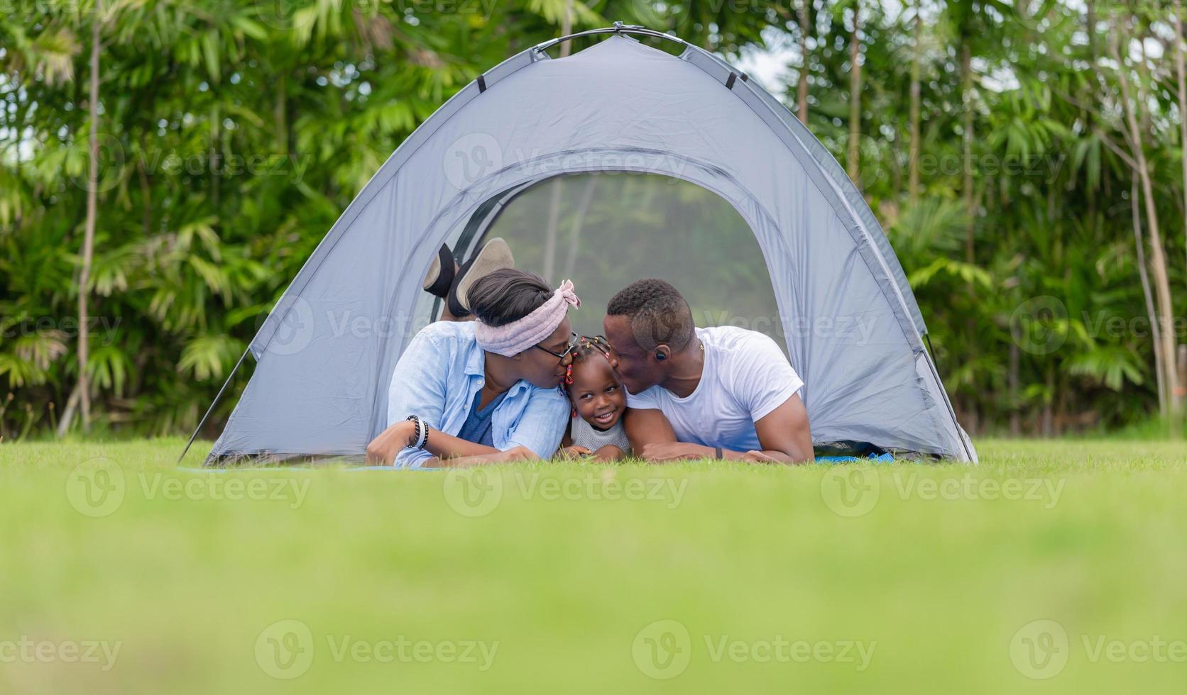 famiglia afroamericana allegra che si diverte nel parco, concetti di famiglia di felicità foto