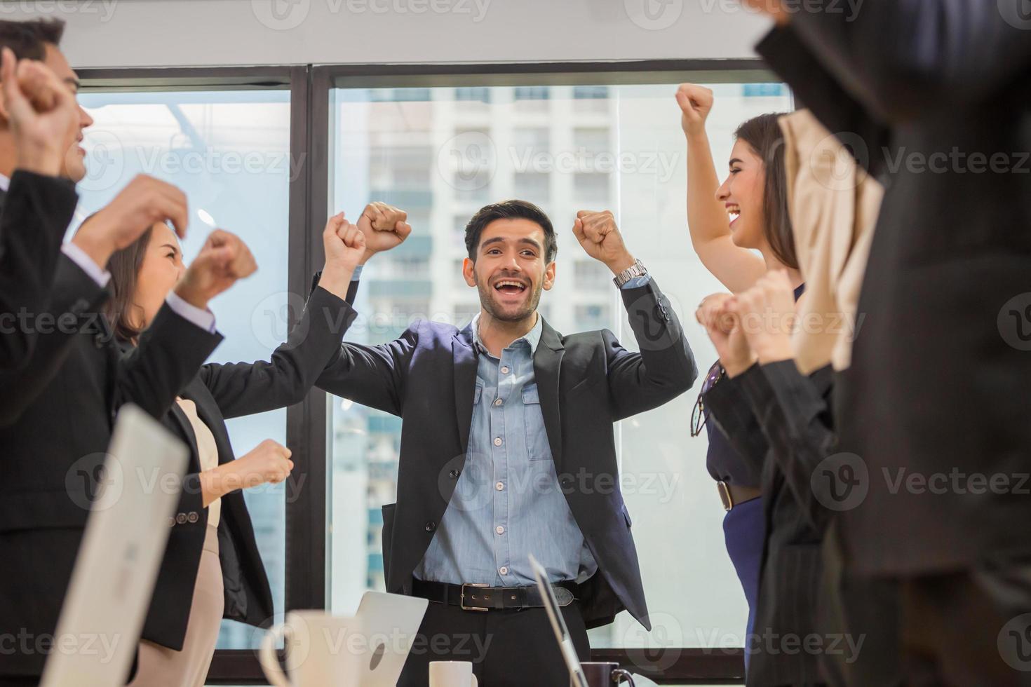 squadra di successo di giovani imprenditori di prospettiva in ufficio, gruppo di affari che celebra dopo la riunione, successo e concetto di lavoro di squadra foto