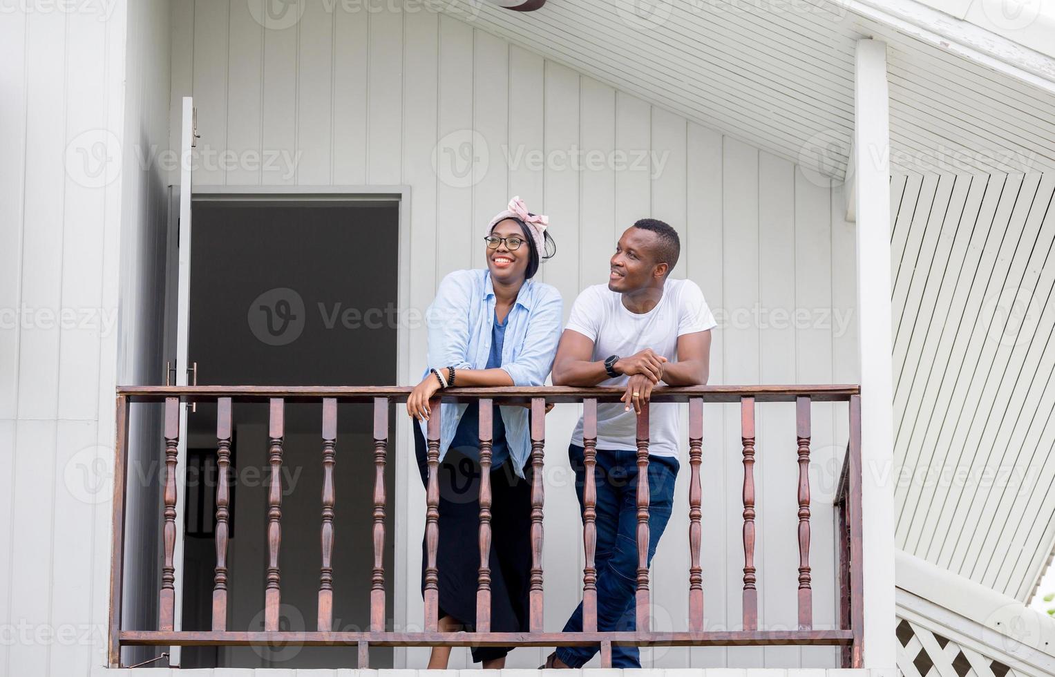 coppia afroamericana allegra al balcone di legno, concetti di famiglia di felicità foto