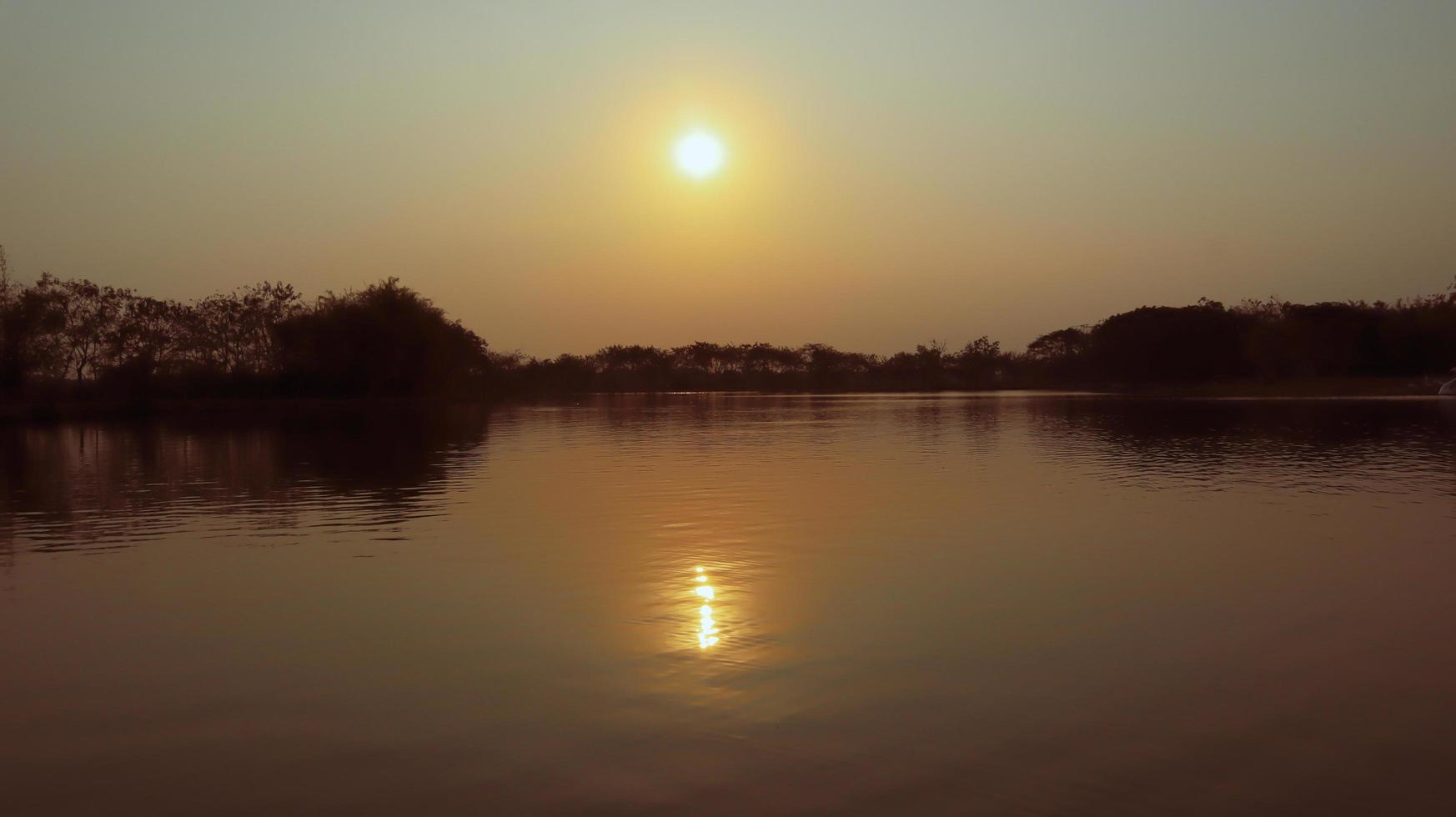 vista prospettica crepuscolare al tramonto con riflesso perfettamente speculare. foto