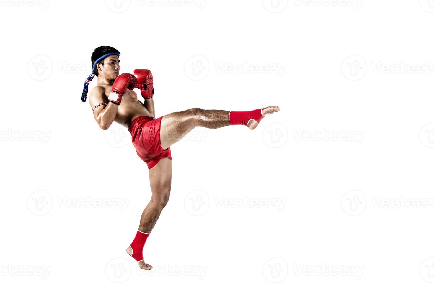 muay thai, uomo asiatico che esercita boxe tailandese isolato su sfondo bianco foto