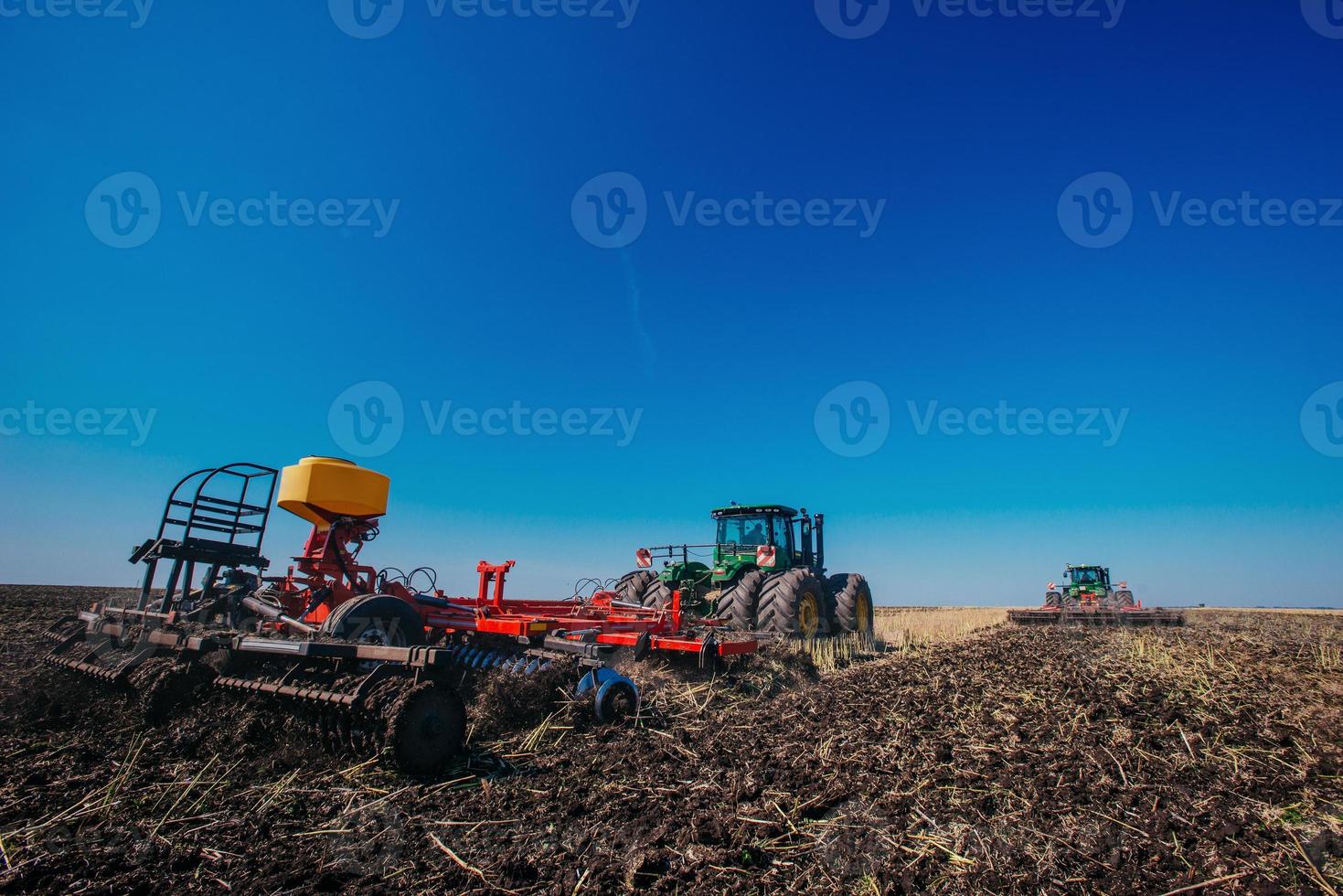 trattore che ara il campo. foto