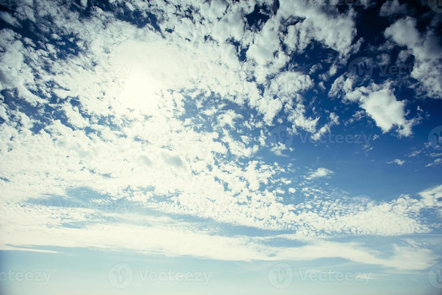 cielo colorato con sfondo sole in montagna foto