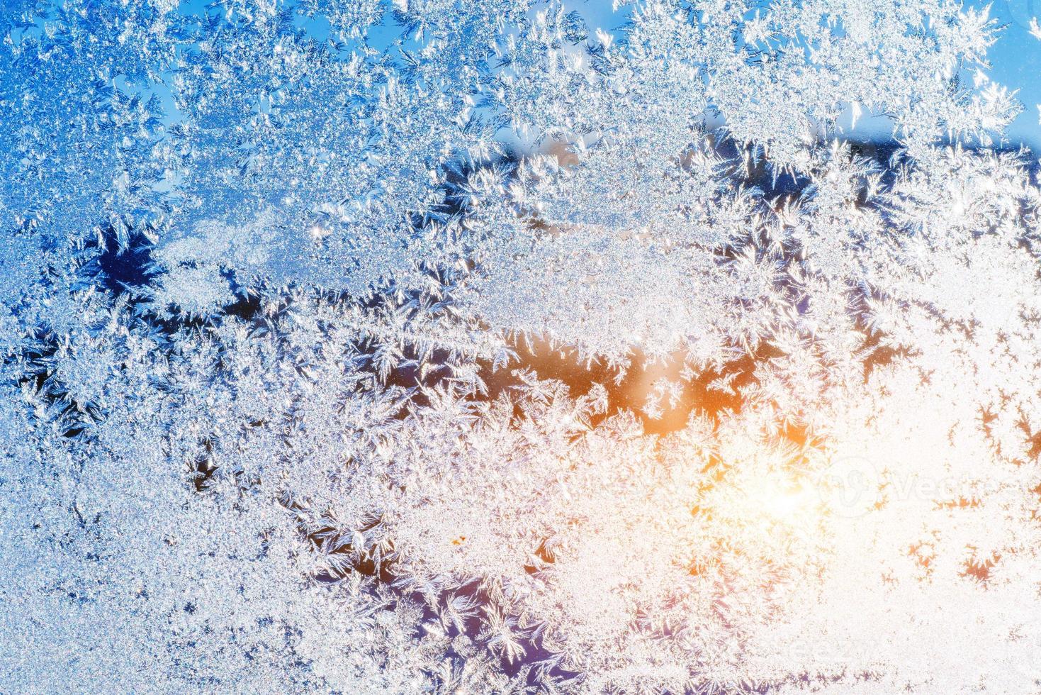 trama di motivi sul vetro della finestra congelata foto