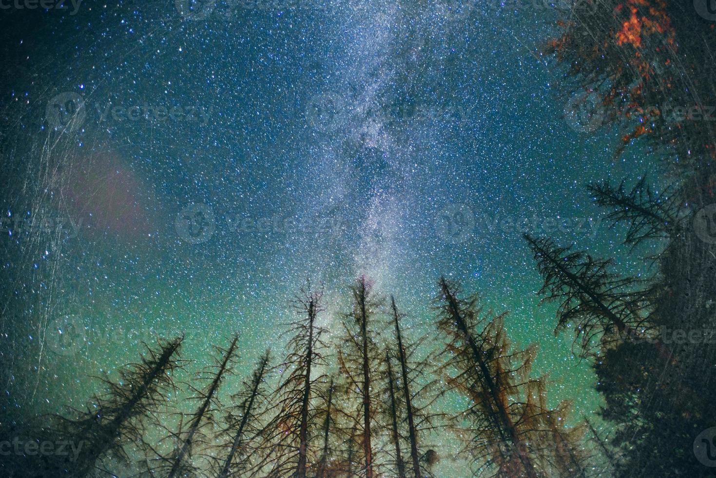 fantastica pioggia di meteoriti invernali e le montagne innevate. foto