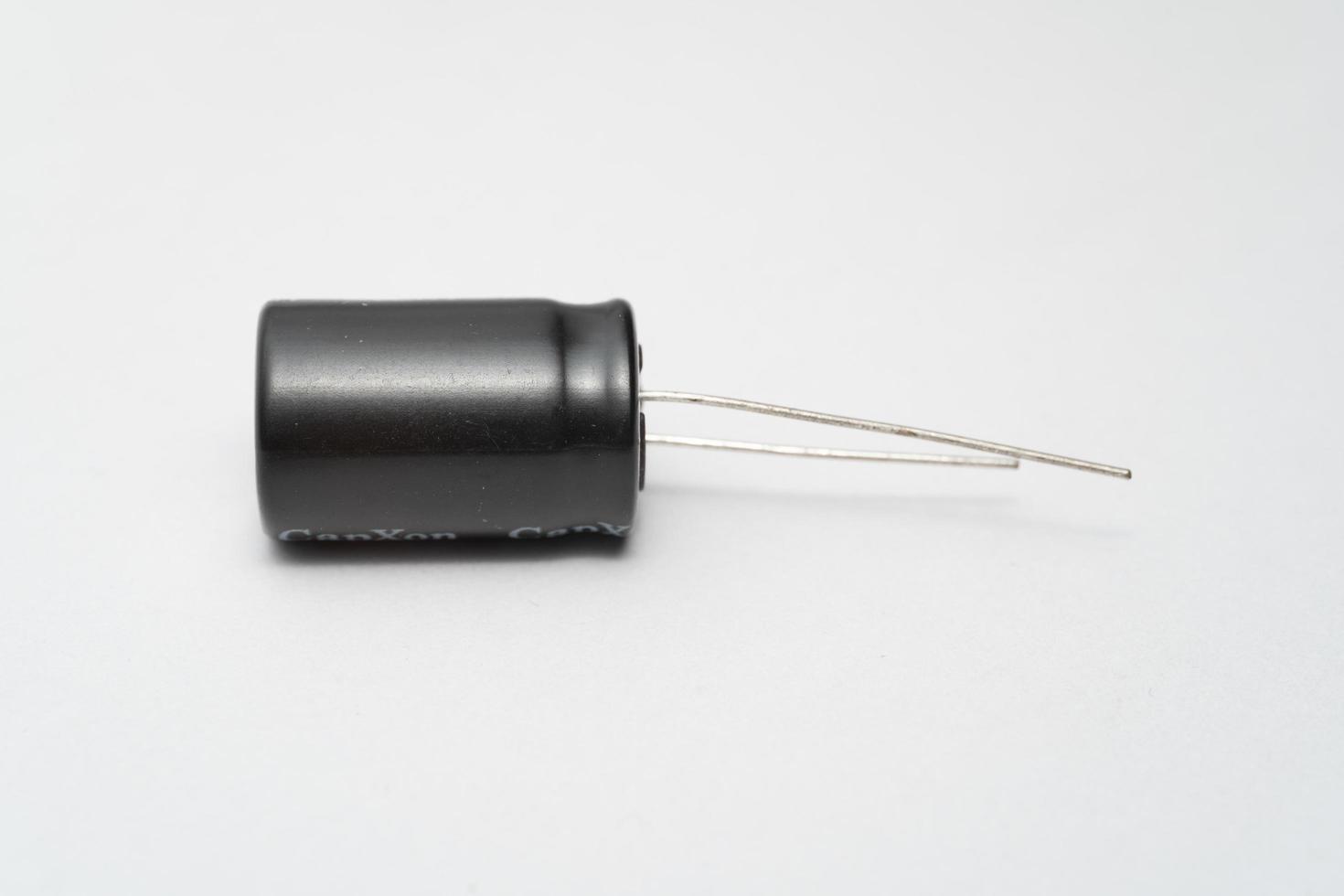 condensatore isolato, utilizzato nel dispositivo elettronico. concetto di parti elettroniche. foto