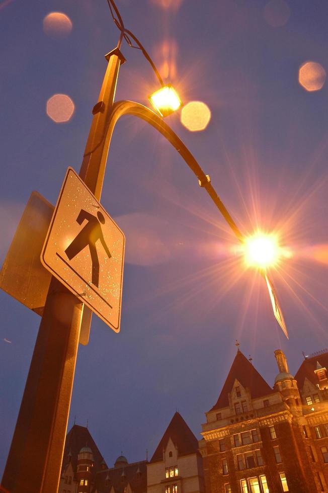 segnale stradale di notte nella città del patrimonio foto
