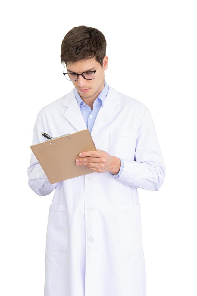giovane medico con appunti isolato su sfondo bianco foto