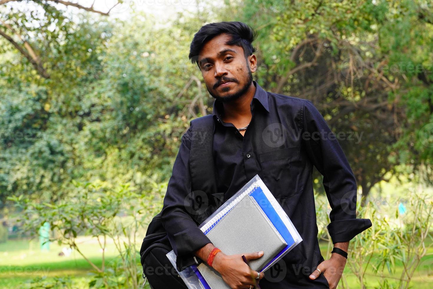 studente indiano immagine studente sta andando all'università con libri e ritorno foto