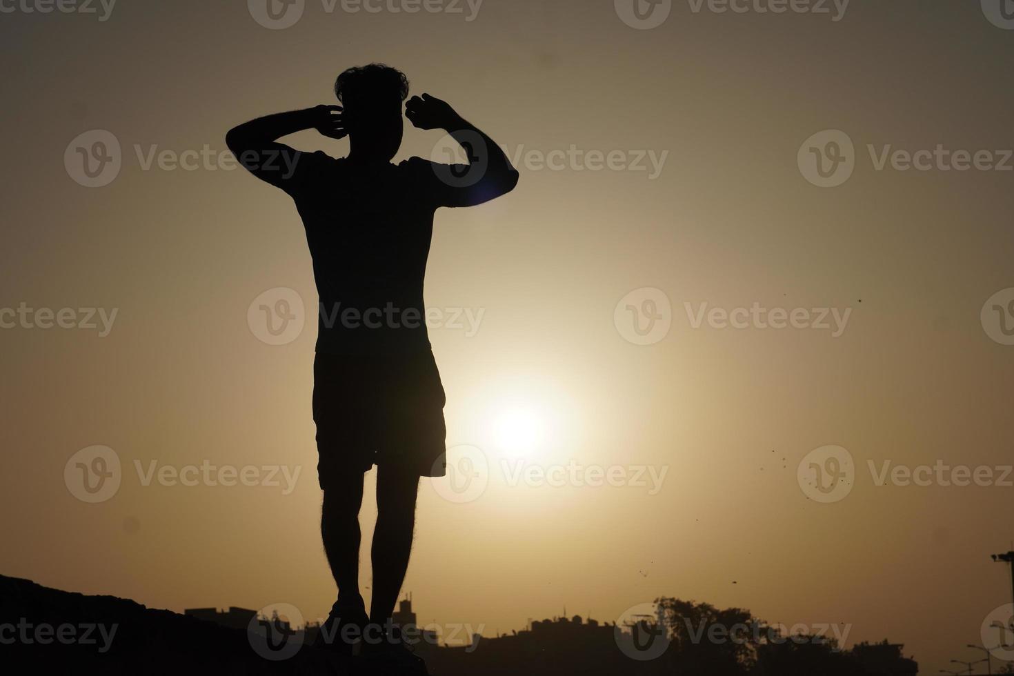 immagine della siluetta dell'uomo con l'abbattimento del sole libero - concetto motivazionale foto