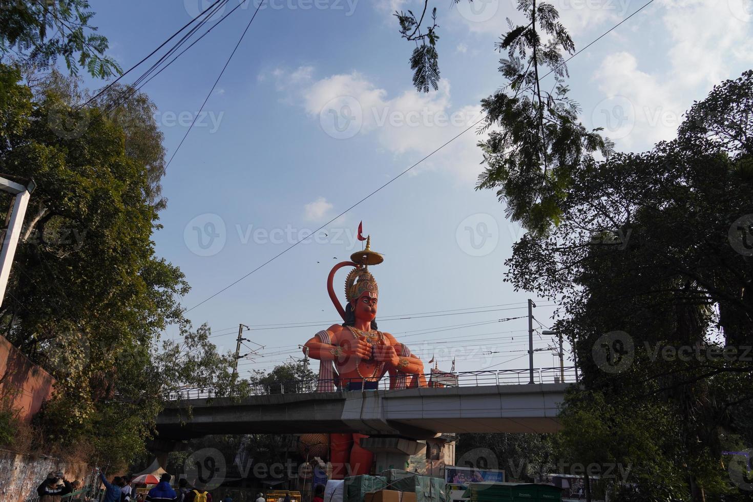 hanuman ji scultura alta 108 piedi di lord hanuman appena fuori dall'ingresso principale foto