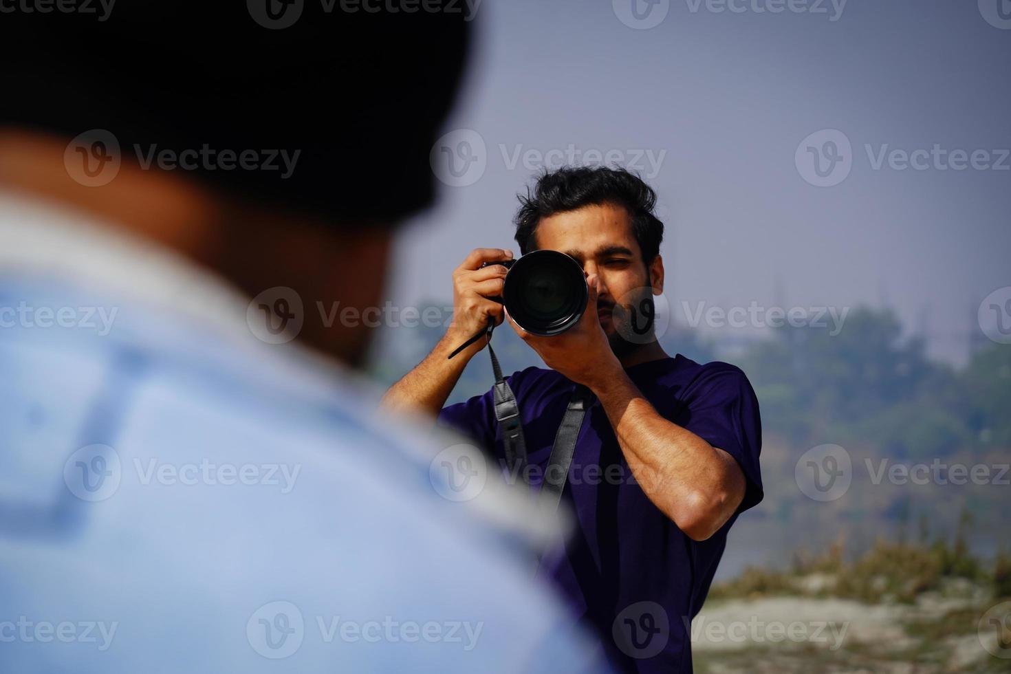 cameraman che scatta una foto con una macchina fotografica