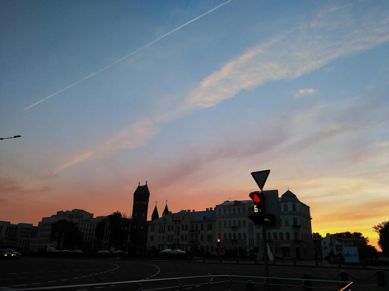 tramonto sulla città. il sole e le nuvole sopra l'orizzonte foto