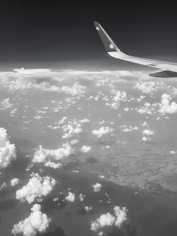 bangkok tailandia 21 maggio 2018 volando con la compagnia aerea nepal sopra le nuvole sopra la campagna della tailandia. foto