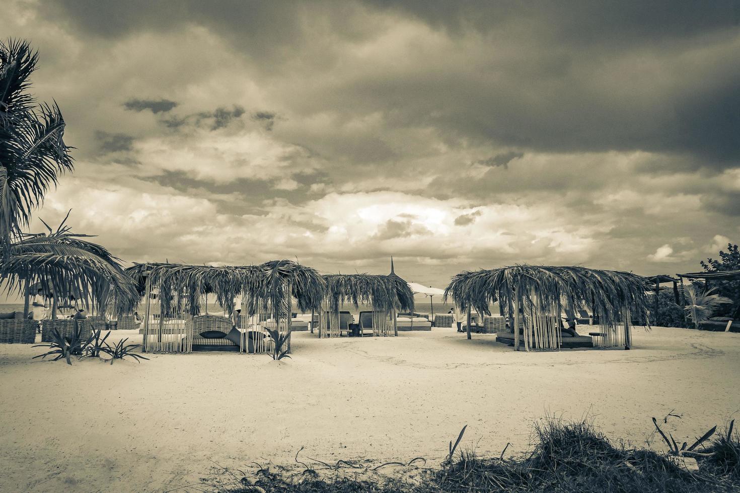 bella isola di holbox spiaggia sandbank panorama palapa lettini messico. foto