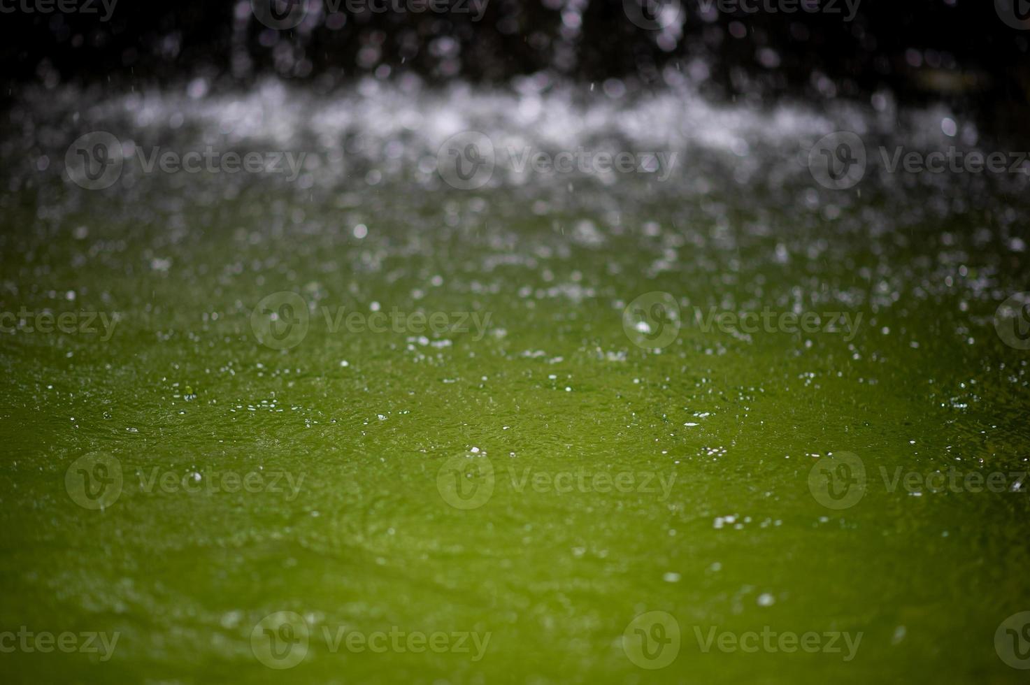 l'acqua verde smeraldo ferma l'acqua rinfrescante dalle sorgenti naturali. foto