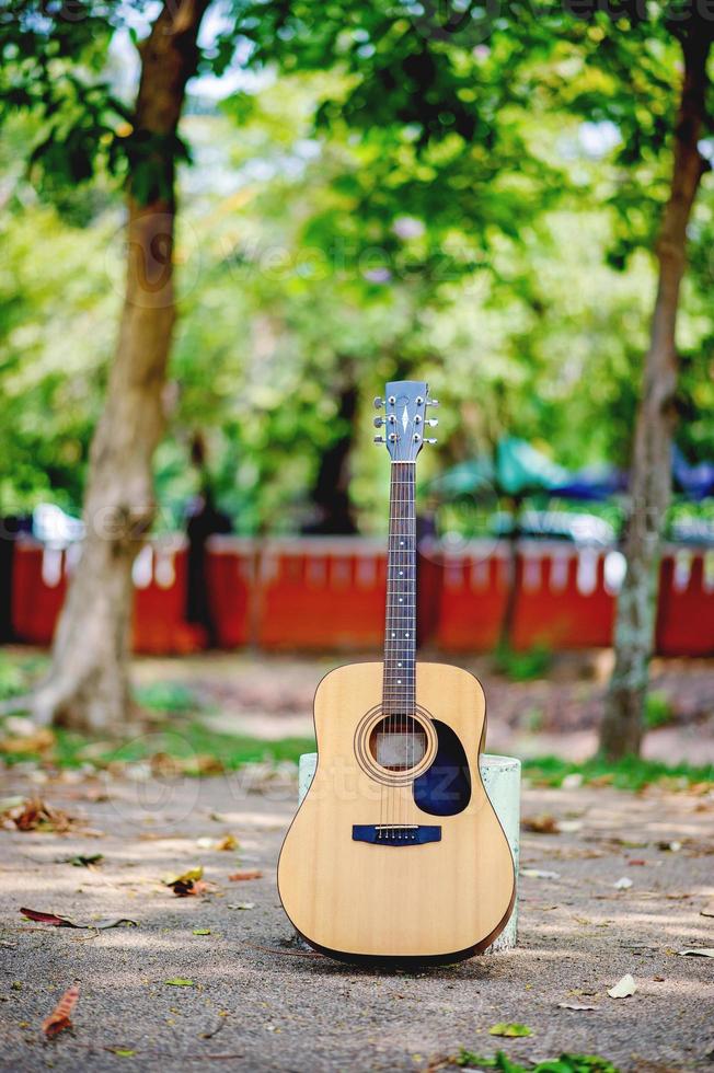 chitarra acustica, un ottimo strumento musicale concetto di strumento foto