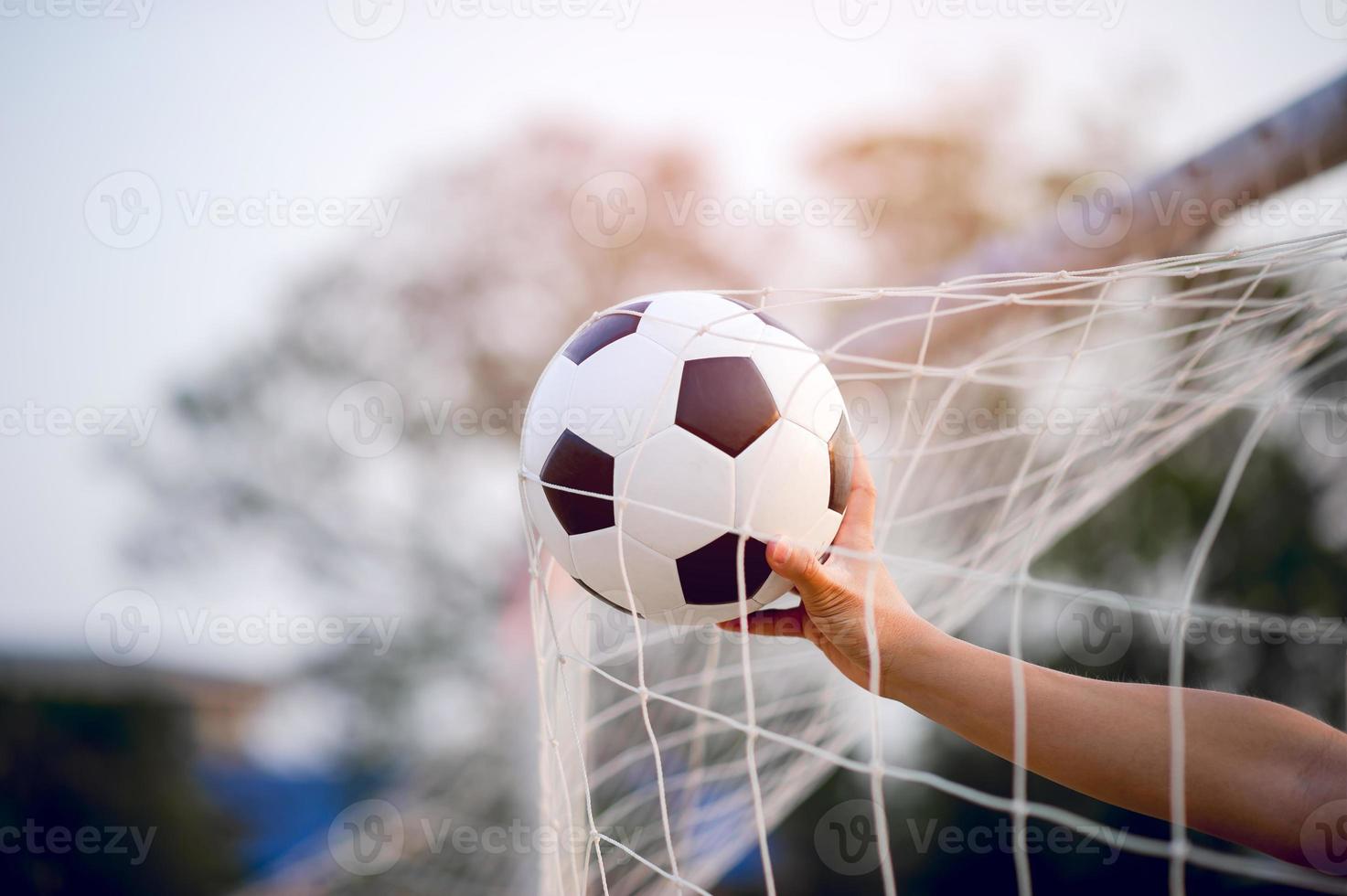 l'immagine ritagliata di giocatori sportivi che prendono la palla e il campo di calcio. concetto di immagine sportiva. foto