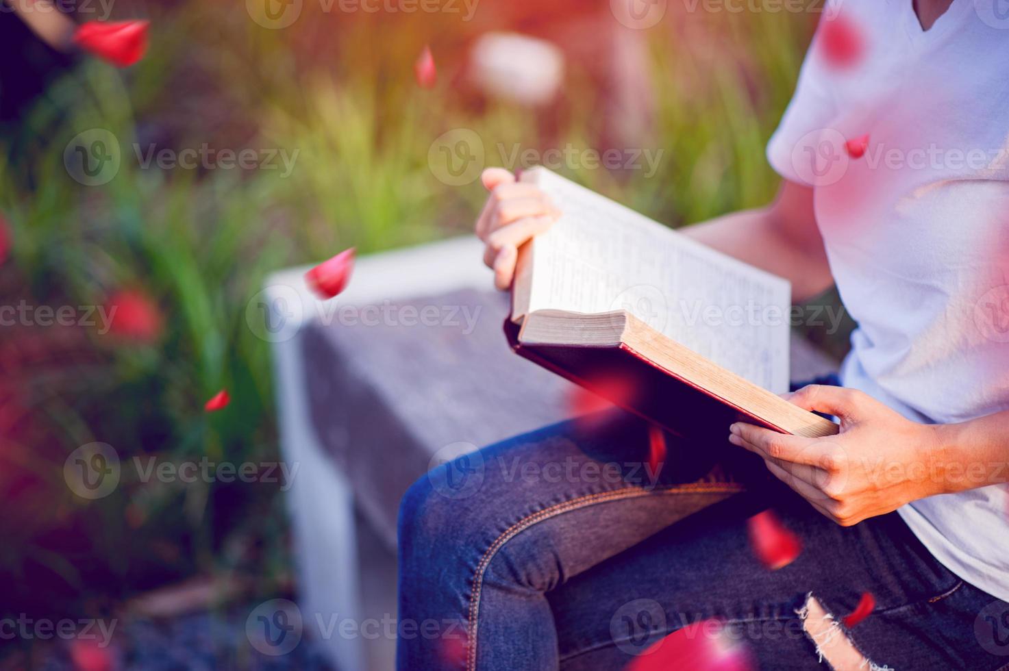 la giovane donna che legge felicemente il libro da sola l'educazione e la conoscenza è una buona cosa. foto