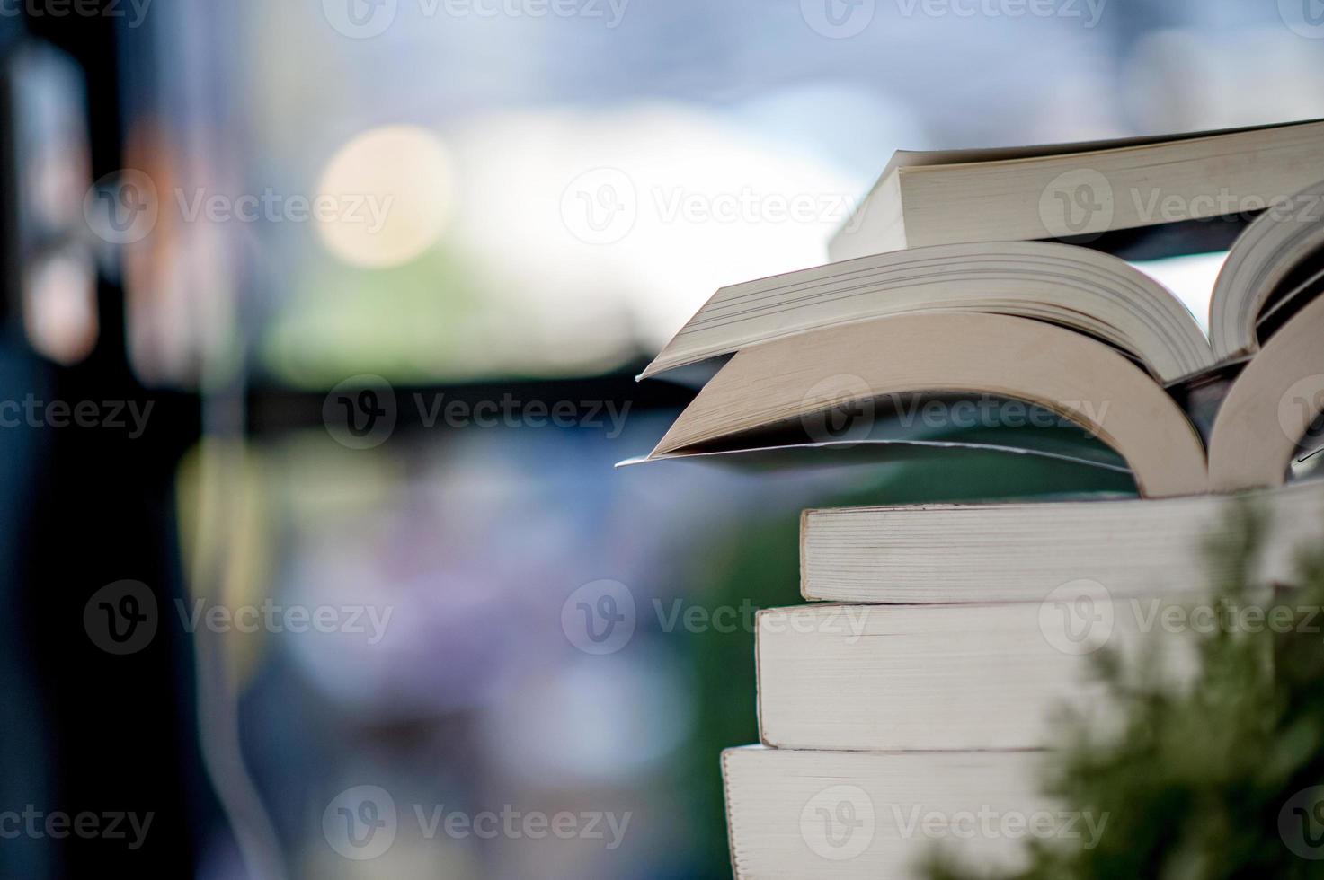 libro posizionato sulla scrivania un sacco di libri, bei colori per lo studio, la conoscenza, l'istruzione - immagini foto