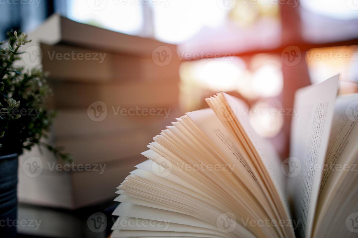 libro posizionato sulla scrivania un sacco di libri, bei colori per lo studio, la conoscenza, l'istruzione - immagini foto