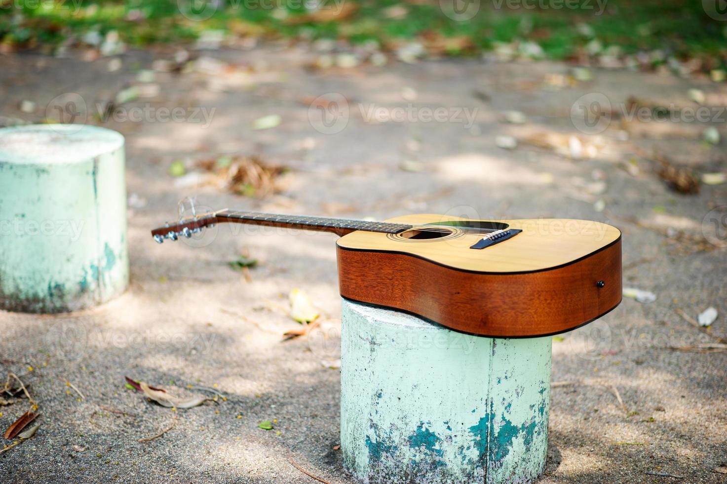 mani del musicista e chitarre acustiche, strumenti musicali con un ottimo concetto di strumento musicale dal suono foto