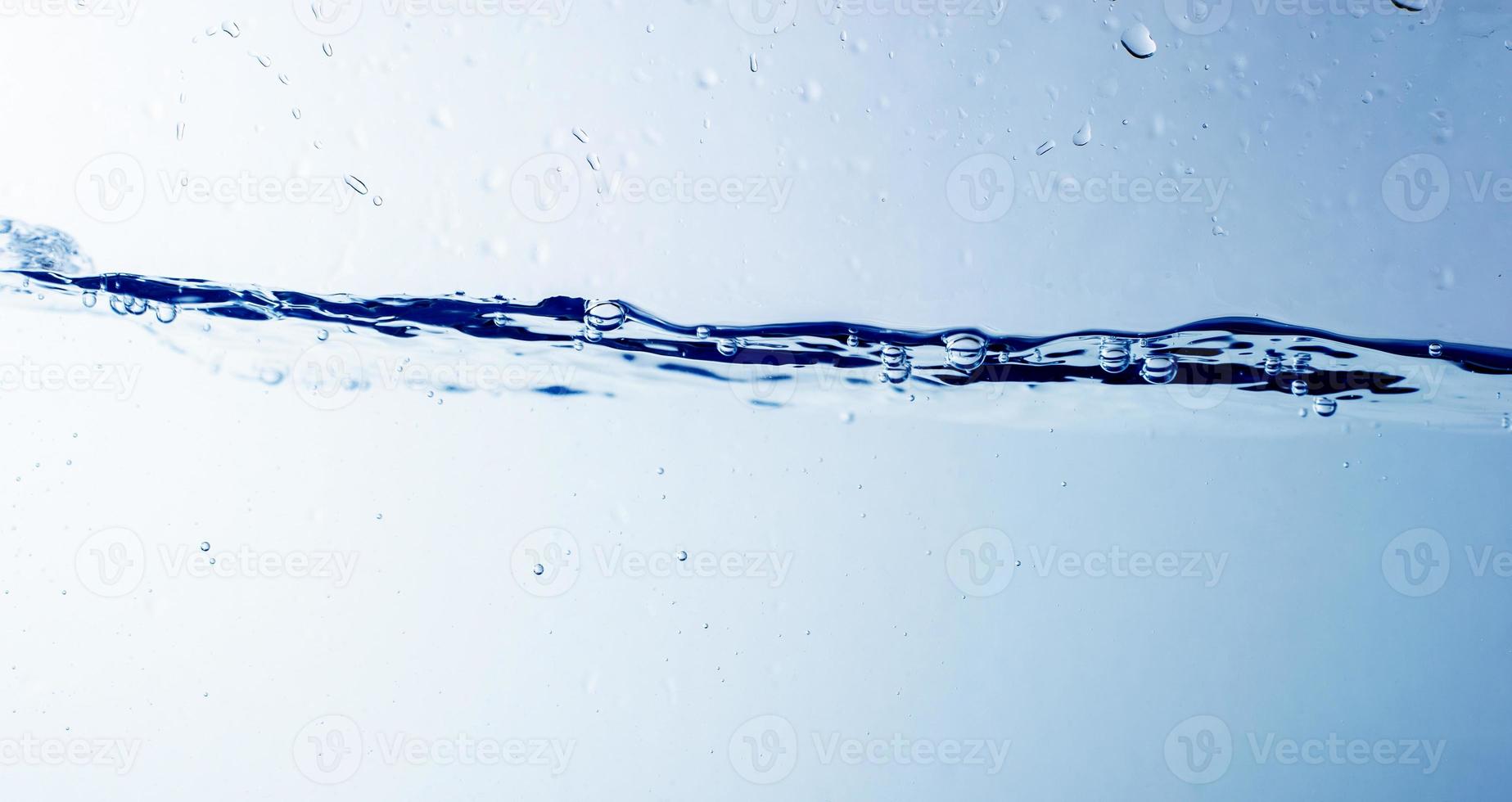 acqua e bolle sullo sfondo blu dell'acqua foto