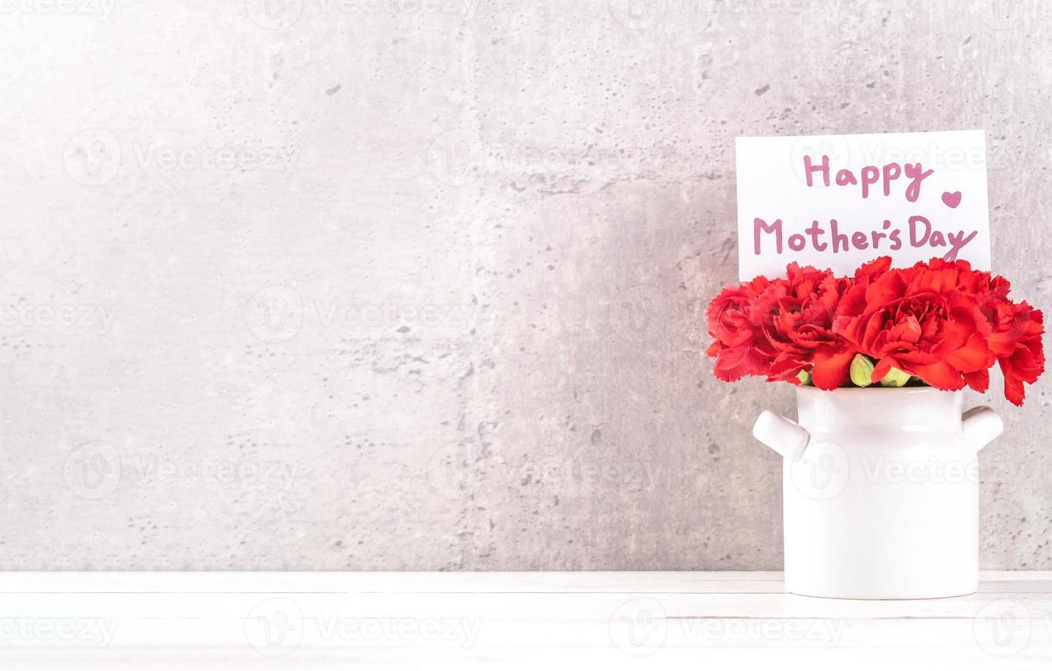 può la festa della mamma confezione regalo fatta a mano desideri fotografia di design - bellissimi garofani in fiore in vaso isolato su sfondo grigio, tavolo in legno, primo piano, spazio per la copia, mock up foto