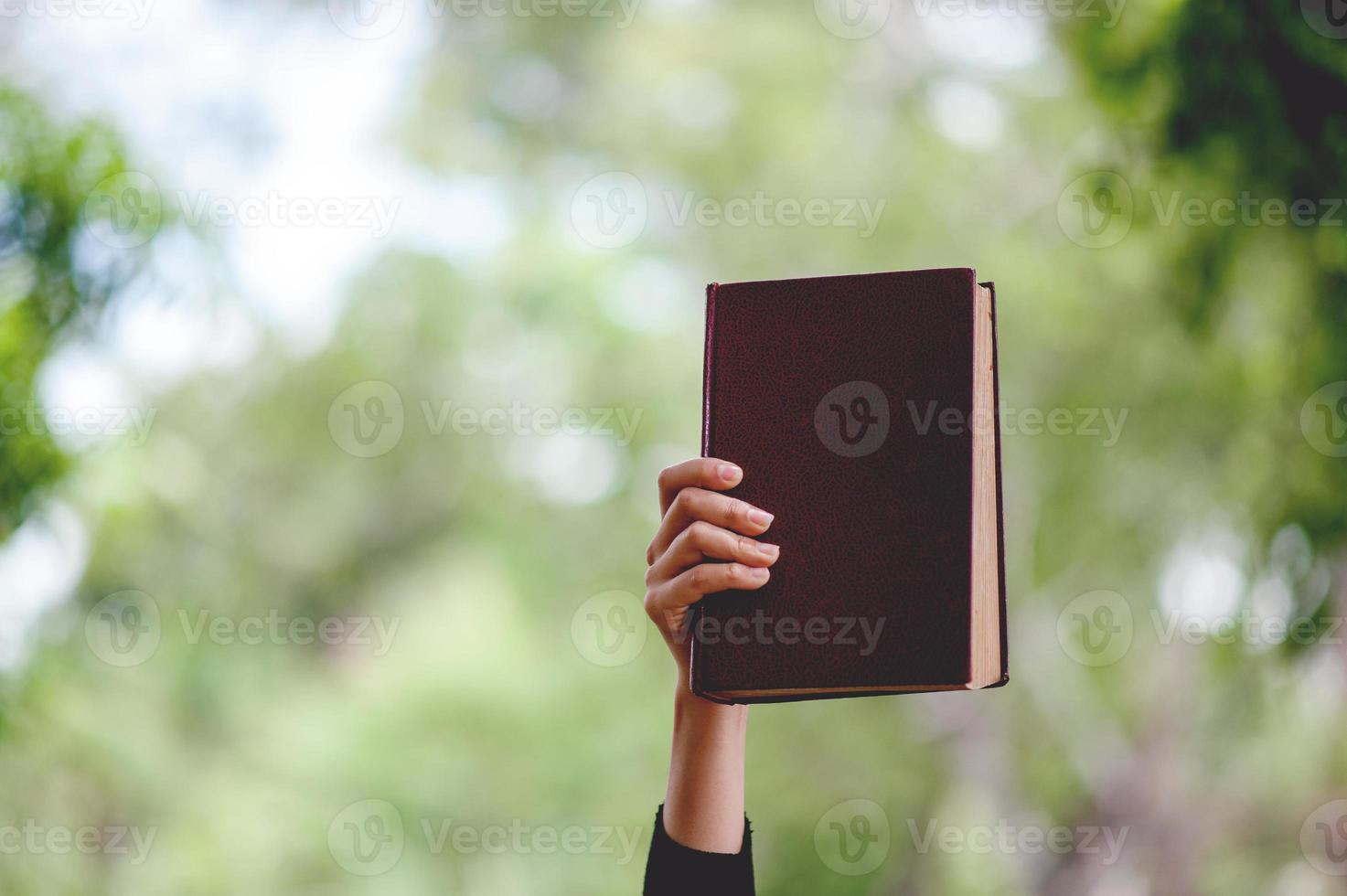 concetto di educazione di libri e immagini a mano con spazio di copia foto