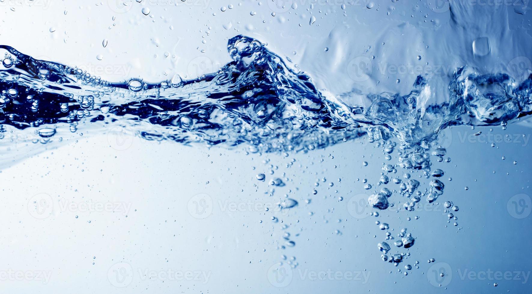 acqua e bolle sullo sfondo blu dell'acqua foto