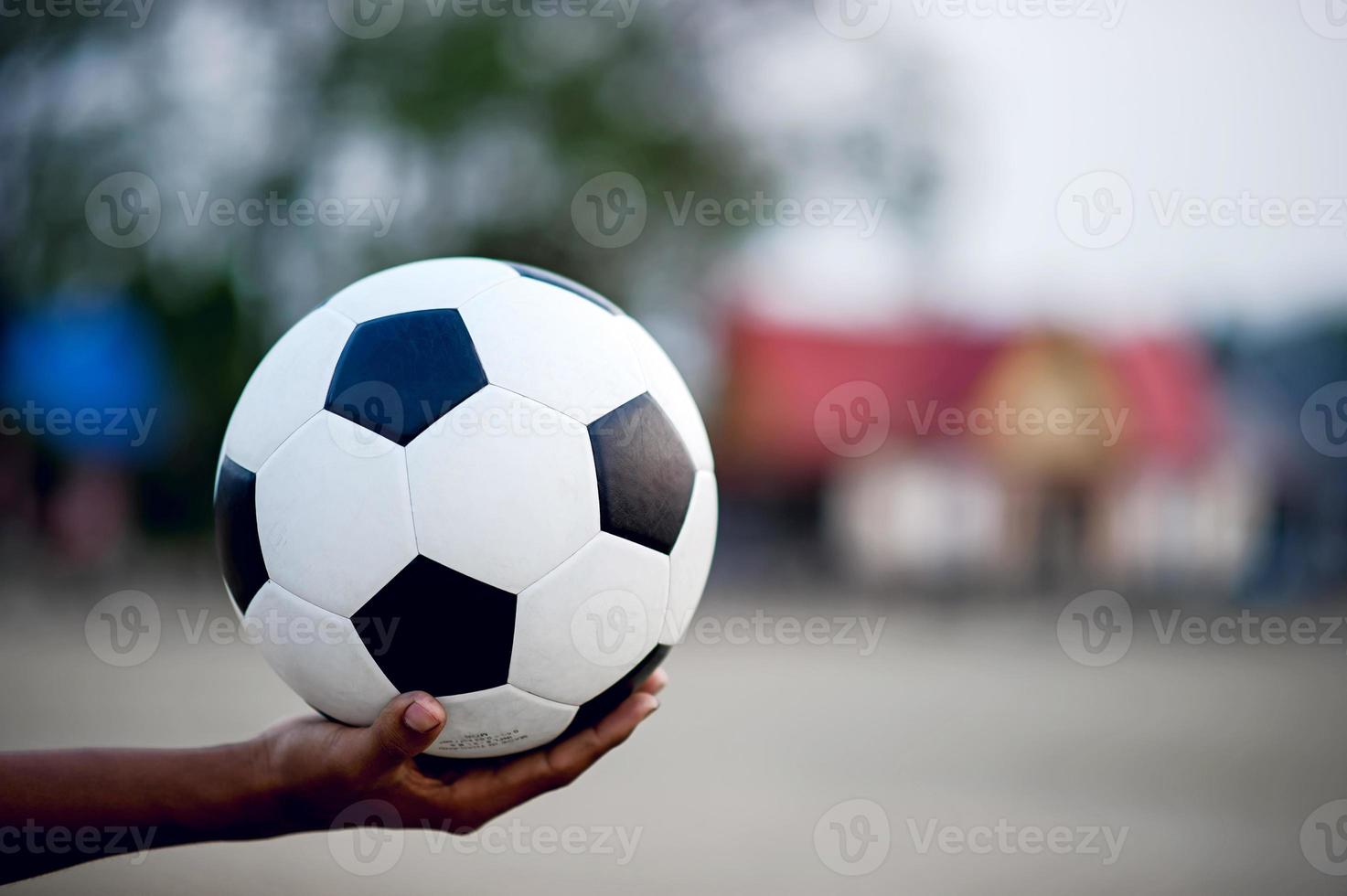 l'immagine ritagliata di giocatori sportivi che prendono la palla e il campo di calcio. concetto di immagine sportiva. foto