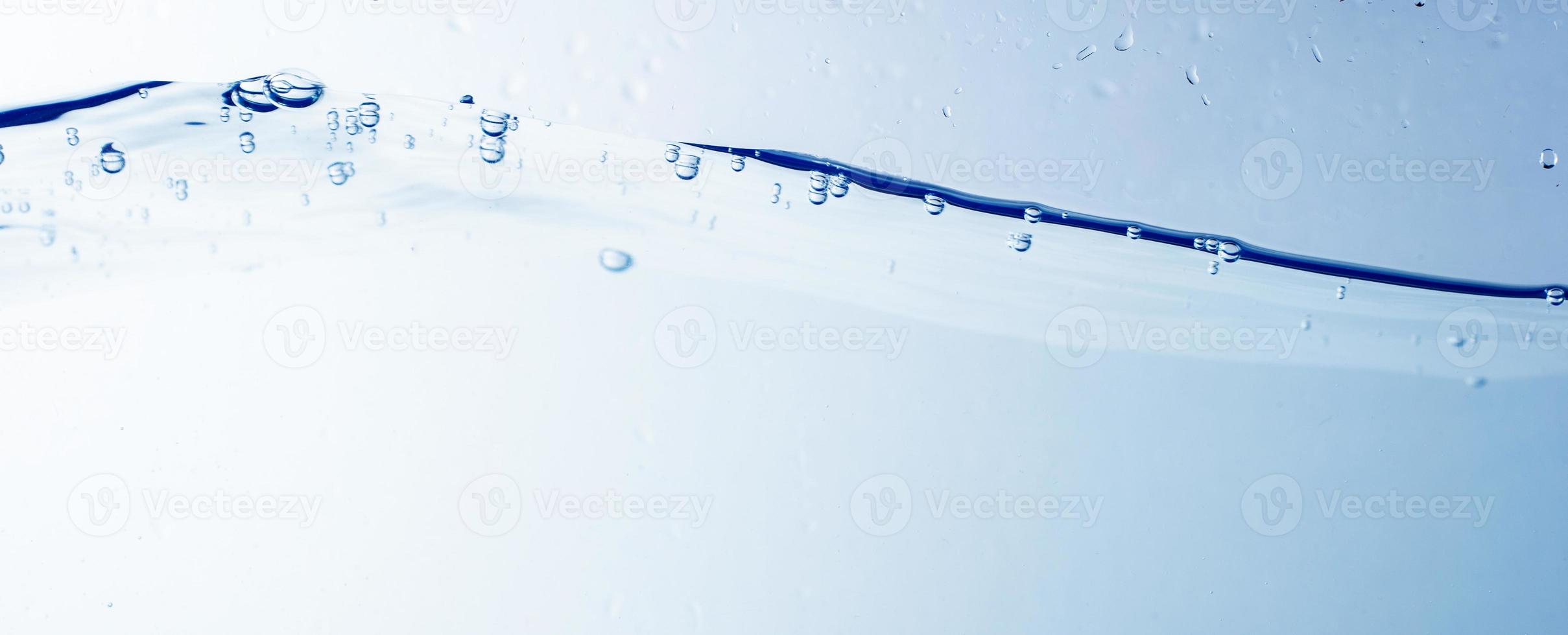 acqua e bolle sullo sfondo blu dell'acqua foto