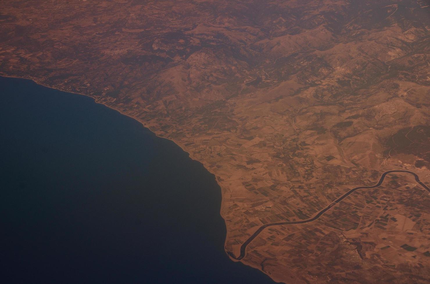 terra e mare dall'aereo foto