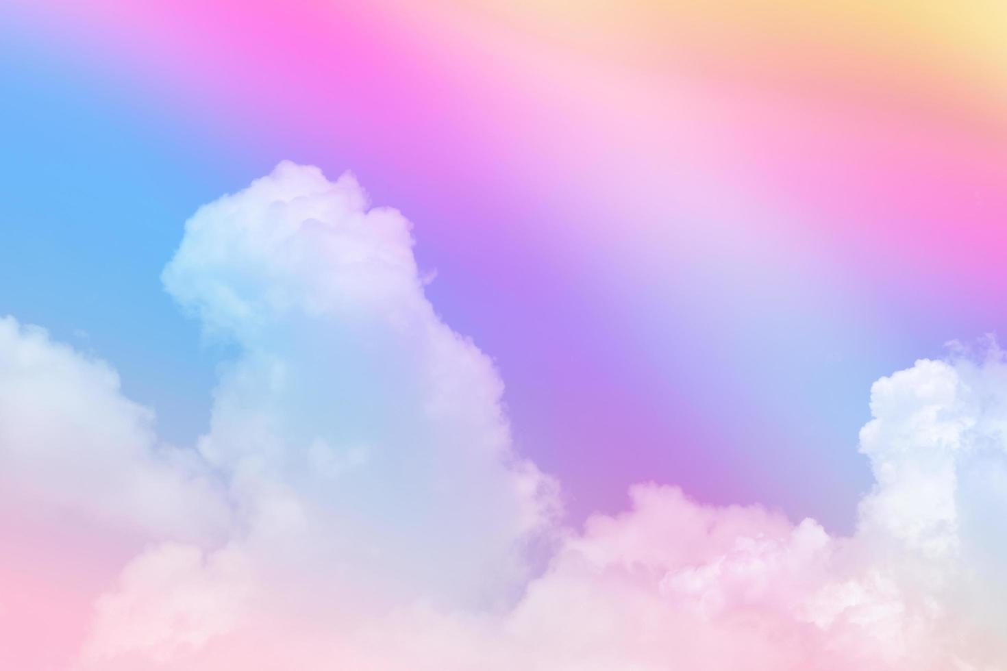bellezza dolce pastello arancione viola colorato con soffici nuvole sul cielo. immagine arcobaleno multicolore. luce crescente di fantasia astratta foto