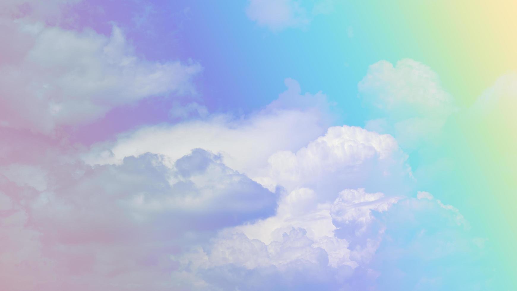 bellezza dolce giallo pastello viola colorato con soffici nuvole sul cielo. immagine arcobaleno multicolore. luce crescente di fantasia astratta foto