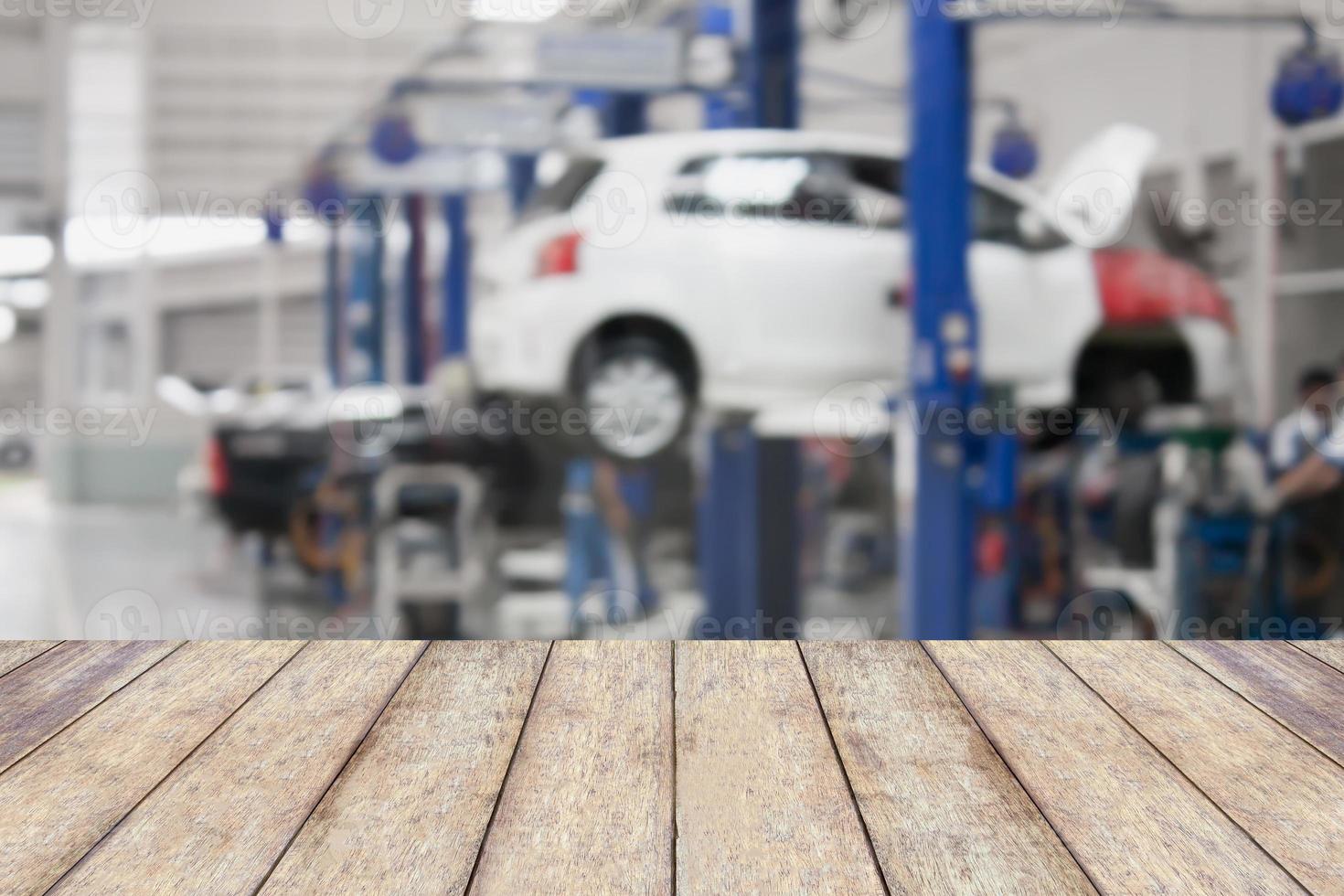 piano del tavolo in legno con sfocatura dello sfondo del garage foto