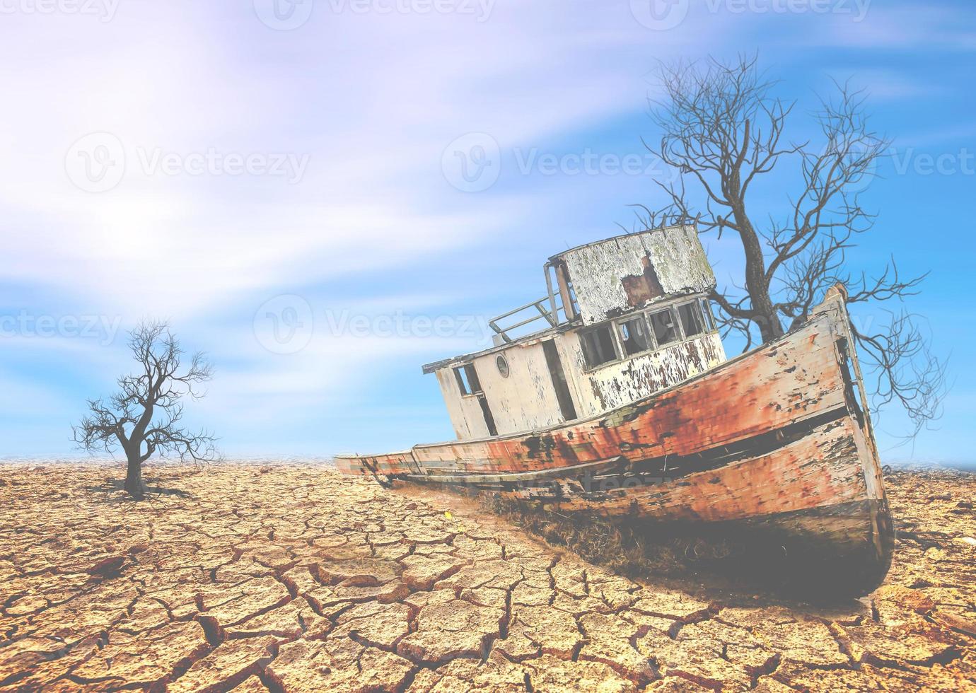 barche su una terra arida. una nave su una terra devastata. il concetto di siccità, riscaldamento globale e ambiente. foto