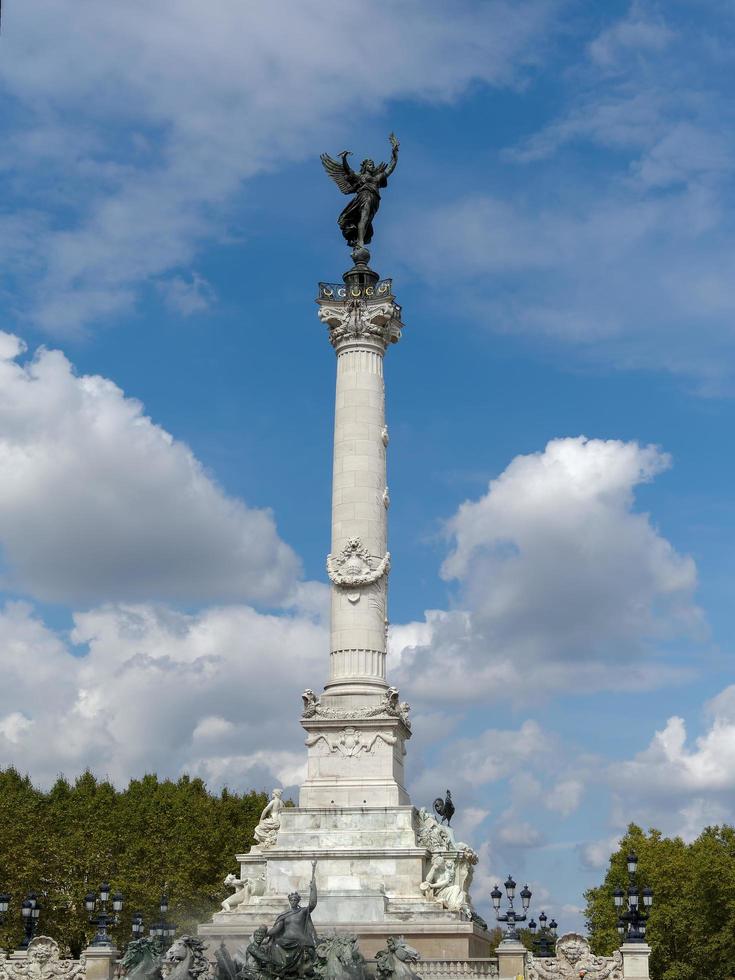 bordeaux, francia, 2016. colonna con una statua della libertà che rompe le sue catene in cima al monumento ai girondins foto