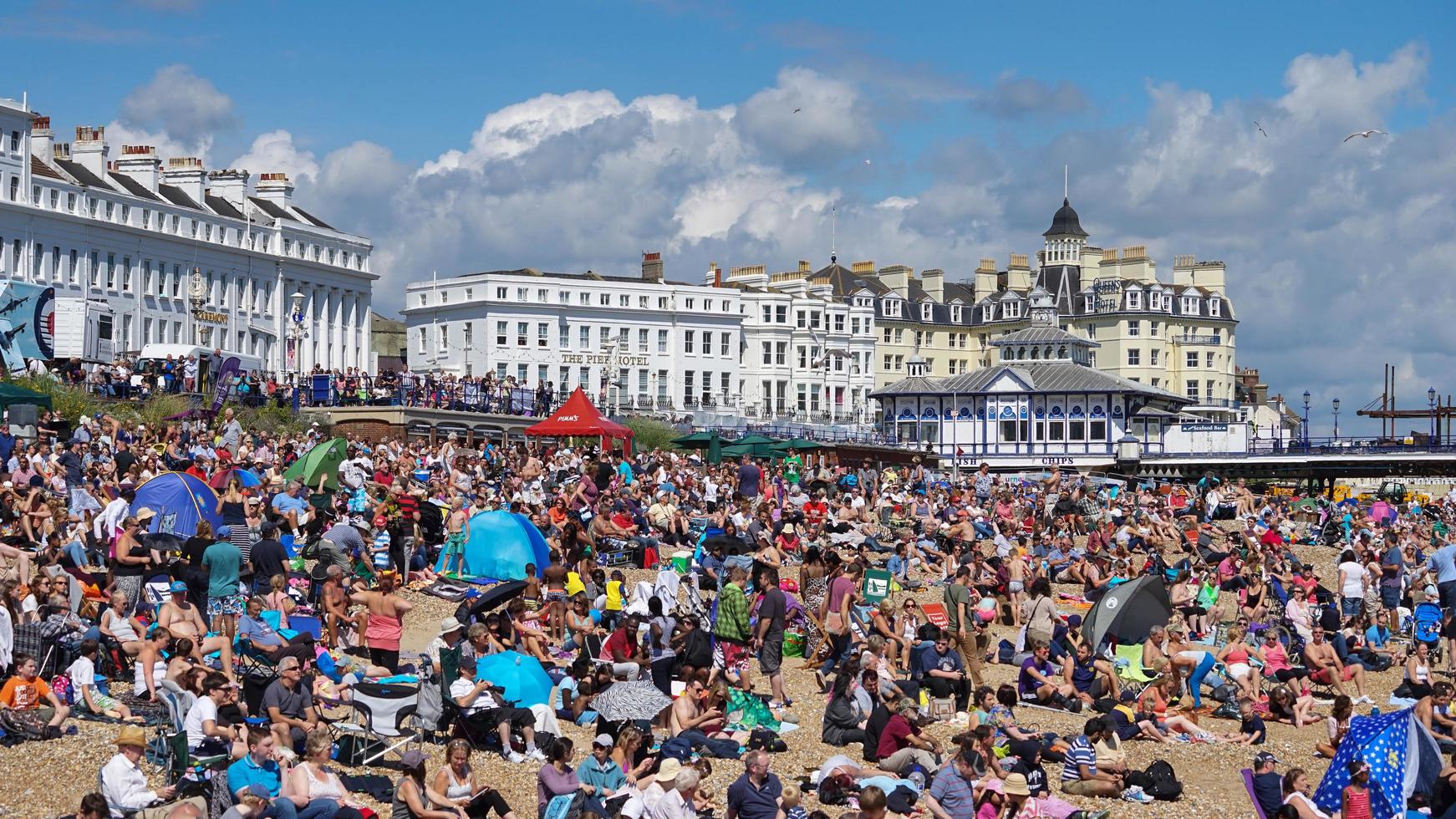 persone che guardano l'Airbourne Airshow a Eastbourne 2014 foto