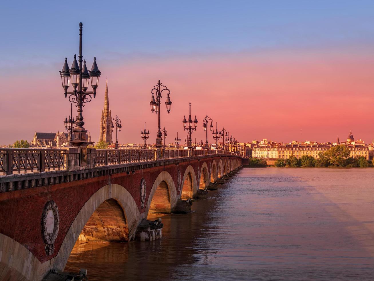 bordeaux, francia, 2016. il pont de pierre che attraversa il fiume garonne a bordeaux francia il 19 settembre 2016 foto