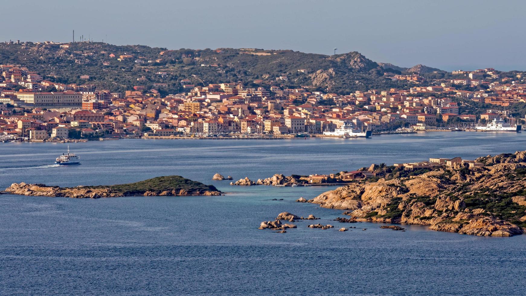 vista da palau a la maddelena in sardegna foto