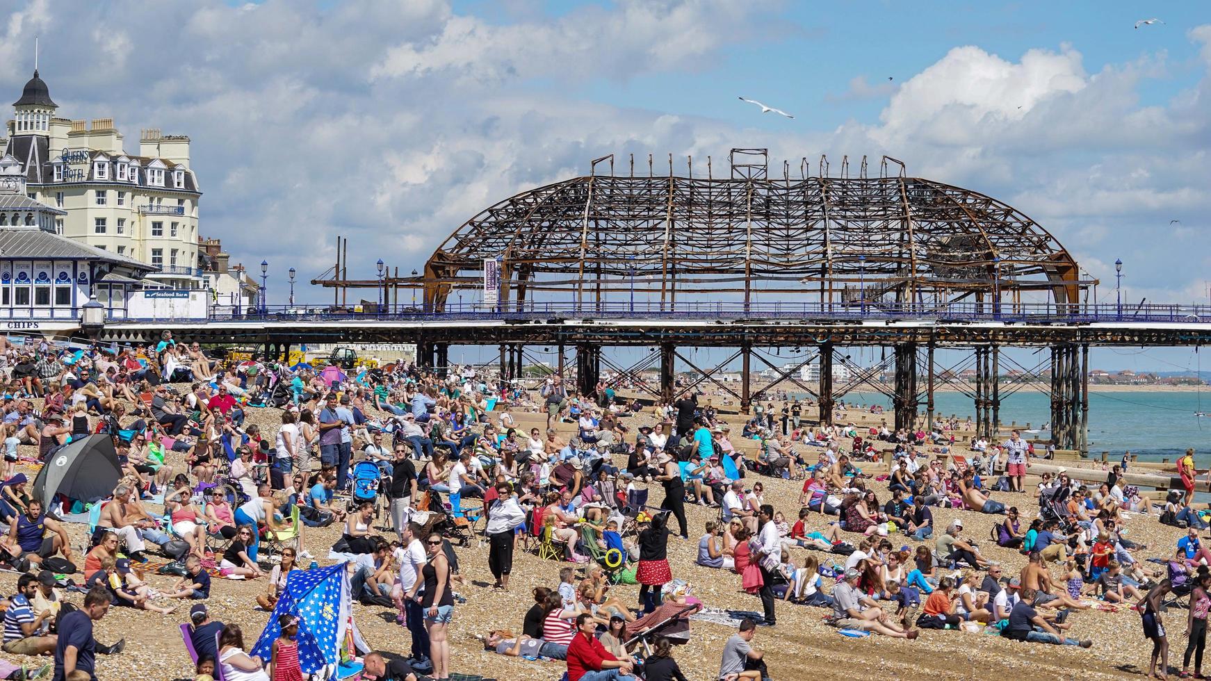 persone che guardano l'Airbourne Airshow a Eastbourne 2014 foto