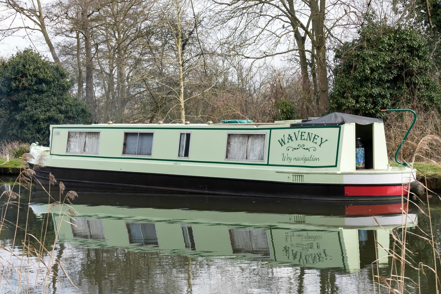 River Way, Surrey, Regno Unito, 2015. barca stretta sul canale di navigazione del fiume Wey foto