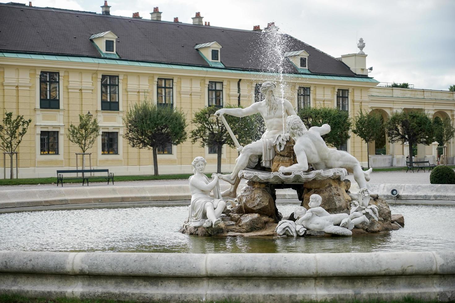 vienna, austria, 2014. statue di galizia, volinia e transilvania al palazzo di schonbrunn a vienna foto