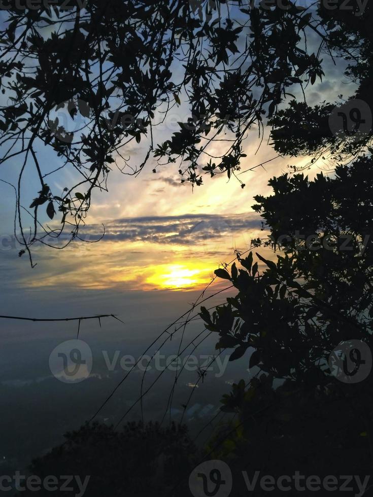 messa a fuoco morbida, bel sole al tramonto che splende nella soleggiata estate foto