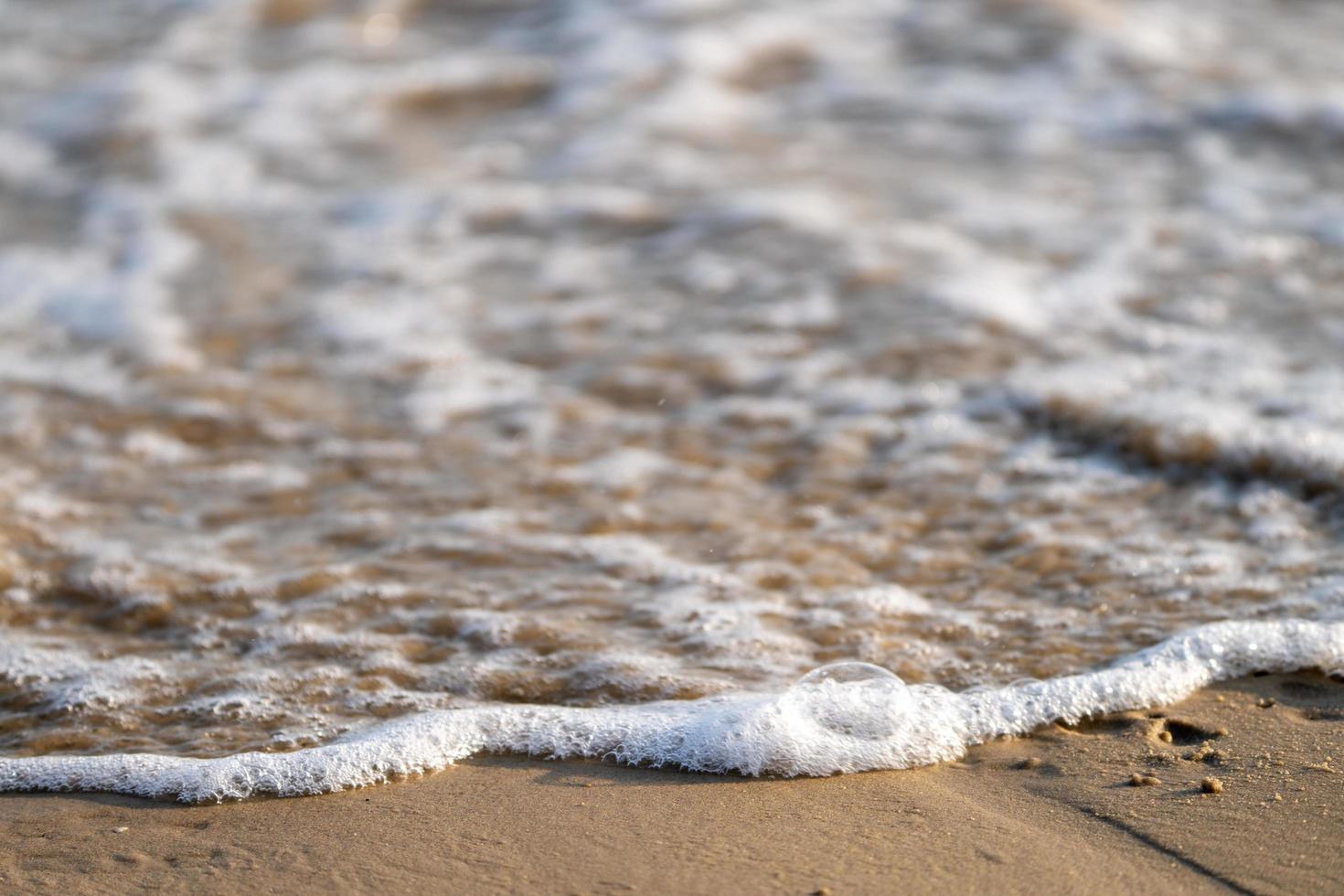 increspature del mare di bassa marea sulla spiaggia foto